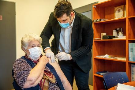 Koronavírus oltás március öt