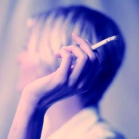 cigarettát tartó nő, dohányzás, méhnyálkahártya, endometrium, daganat