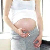 cigarettázó terhes nő, dohányzás, terhesség