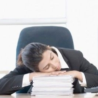 fáradt nő, iroda, fáradtság, munka, magas vérnyomás