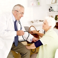 Idős hölgy orvosnál - vérnyomásmérés