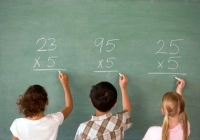 kisgyerekek iskolai tábla előtt, matematika kisgyerekek iskolai tábla előtt, matematika