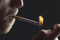 cigarettára gyújtó férfi, nikotin, alzheimer-kór