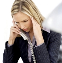 Nő telefonnal stresszhelyzetben Nő telefonnal stresszhelyzetben